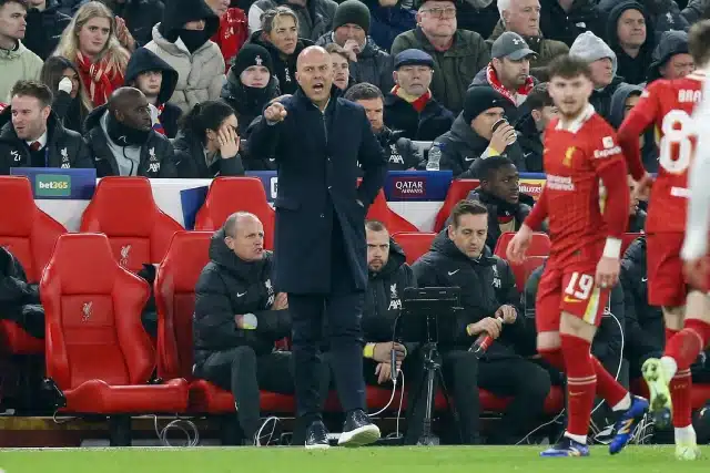 Arne Slot, the manager of Liverpool shouts instructions.