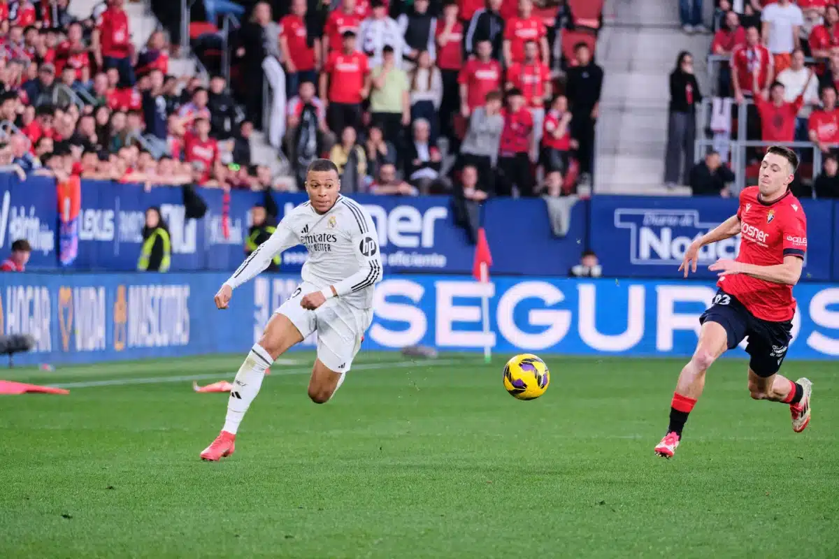 Kylian Mbappé dribbling the ball in Osasuna vs Real Madrid match, part of Spain's LaLiga