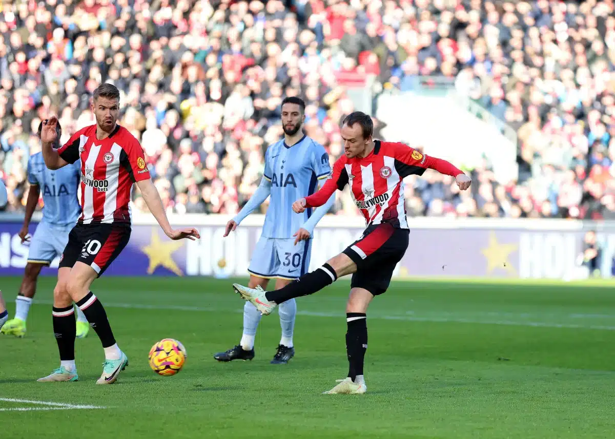 Premier League Football, Brentford versus Tottenham Hotspur; Mikkel Damsgaard of Brentford taking a shot on goal