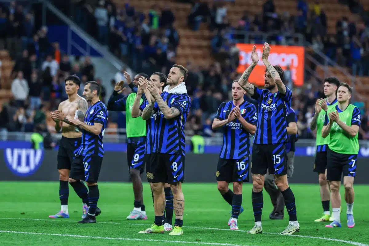 FC Internazionale players greet the fans at the end of the match during Serie A 2024/25 football match between FC Internazionale and Hellas Verona FC at San Siro