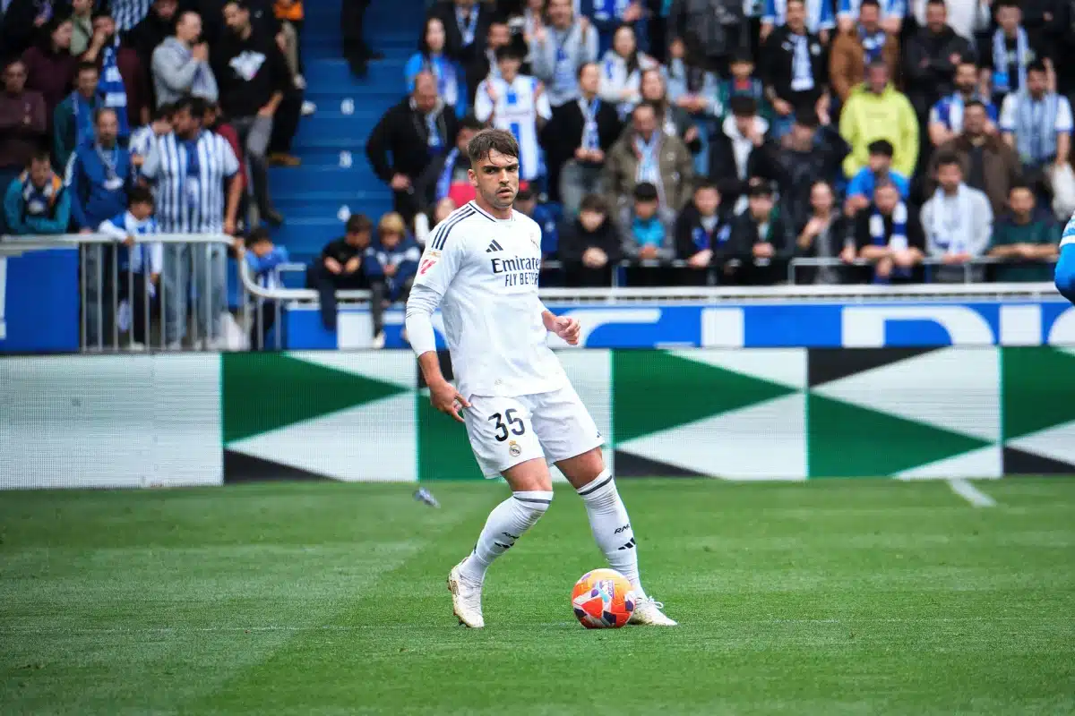 Raúl Asencio of Real Madrid controlling the ball in the Alavés vs Real Madrid match.